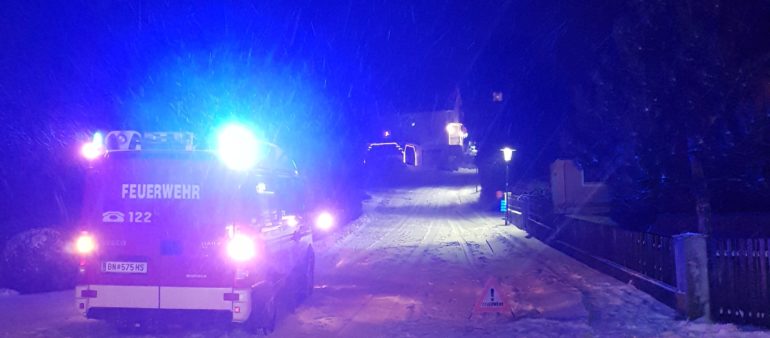Fahrzeugbergung und Straßensperre auf Grund des starken Schneefalls
